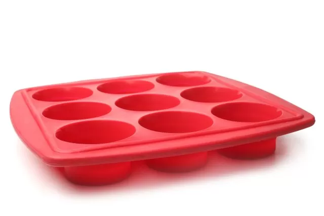 A flexible and reusable silicone food container, perfect for storing leftovers or packing lunches, with a secure lid ensuring freshness and preventing leaks.